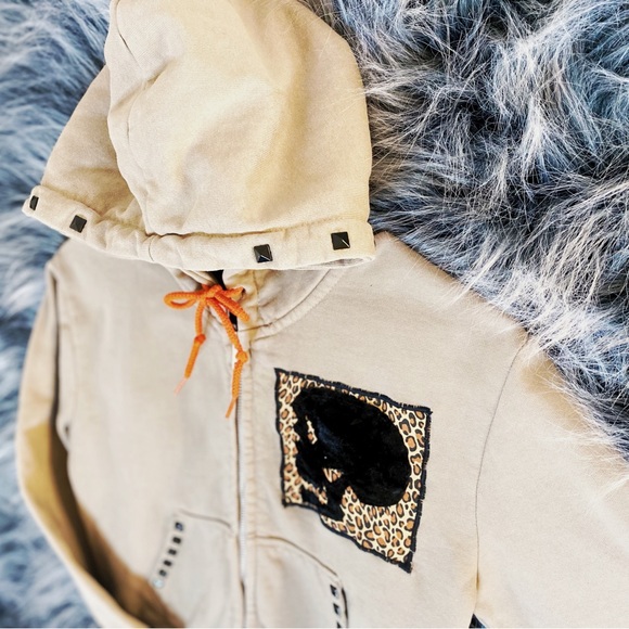 Beige distressed crop hoodie with custom designed skull patch. - Picture 4 of 4